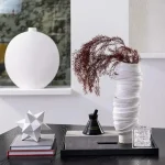 Vase moderne aux lignes épurées et colorées