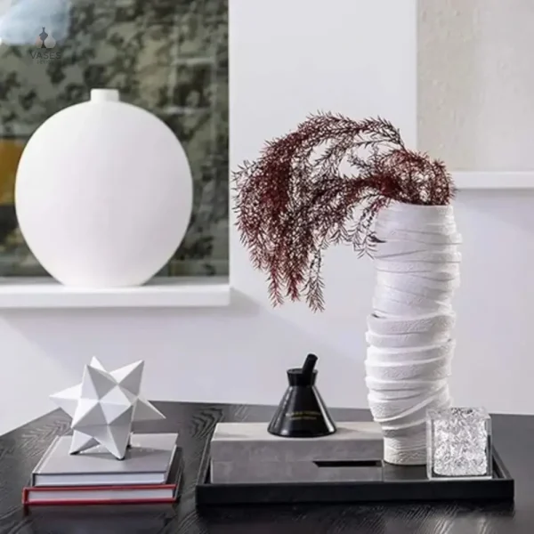 Vase moderne aux lignes épurées et colorées
