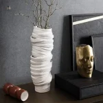 Grand vase artistique idéal pour les fleurs