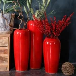 Grand vase rouge à poser au sol