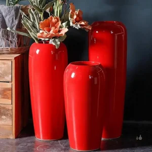 Vase design rouge pour décoration intérieure