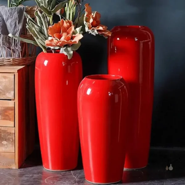 Vase design rouge pour décoration intérieure