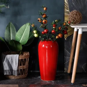Vase rouge élégant, parfait pour un salon