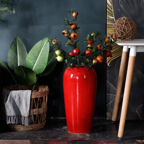 Vase rouge élégant, parfait pour un salon