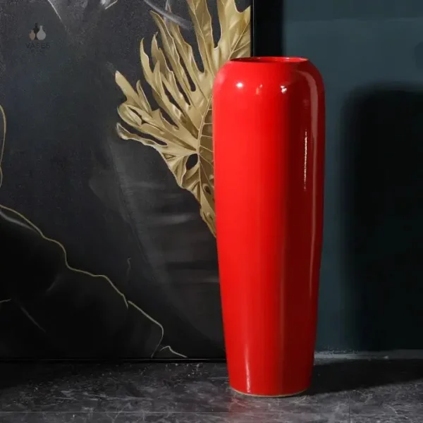 Accessoire déco : grand vase rouge au sol