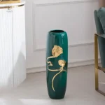 Vase vert intemporel, ajout artistique à votre décoration
