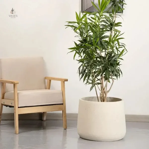 Gros pot de fleur beige élégant pour décoration intérieure