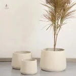 Pot de fleur beige, idéal pour agrémenter votre espace