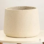 Contenant floral beige, parfait pour vos arrangements verts