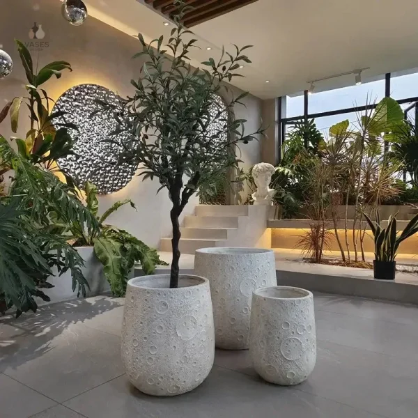 Gros pot de fleur design en céramique élégante