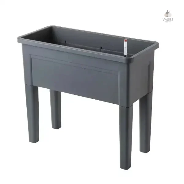 Espace de jardinage vertical avec jardinière en plastique sur pied