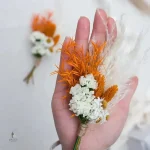 Fleurs séchées dans un bouquet minimaliste