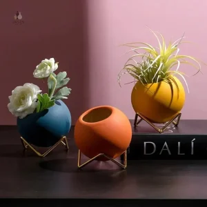 Petit vase boule en céramique, design moderne et épuré