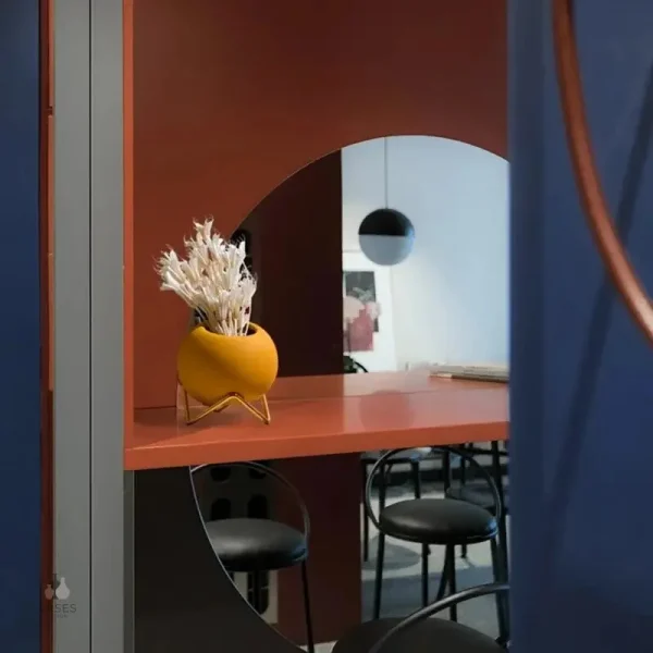 Vase boule décoratif pour intérieur contemporain