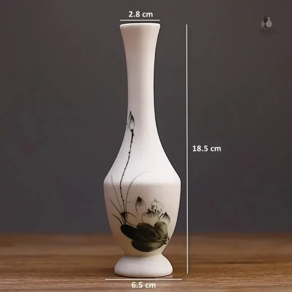 Vase en porcelaine ornée de dessins floraux