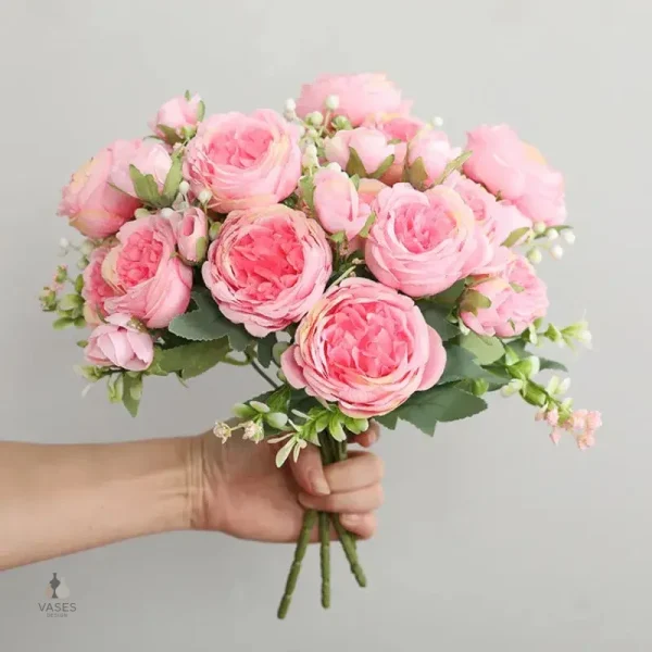Composition florale avec pivoine artificielle