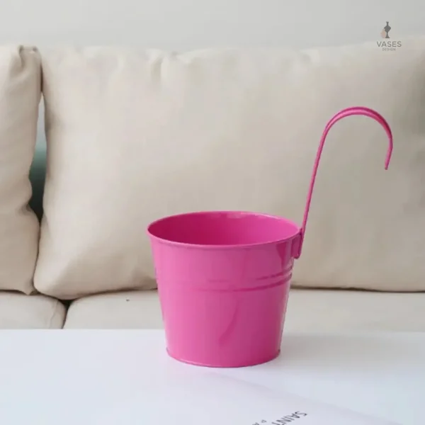 Élégant pot de fleurs en métal