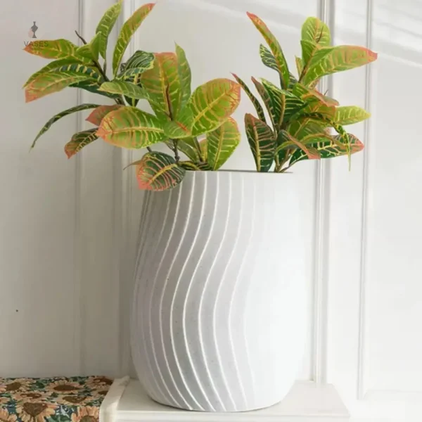 Contenant élégant pour fleurs blanches