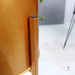 Accessoire de jardin en métal doré sur pied