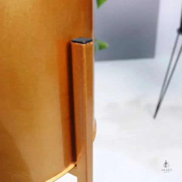 Accessoire de jardin en métal doré sur pied