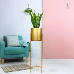 Élégant pot de fleurs sur support doré