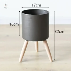 Pot de fleur en métal sur pied décoratif
