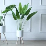 Accessoire de jardin : pot en métal sur pied