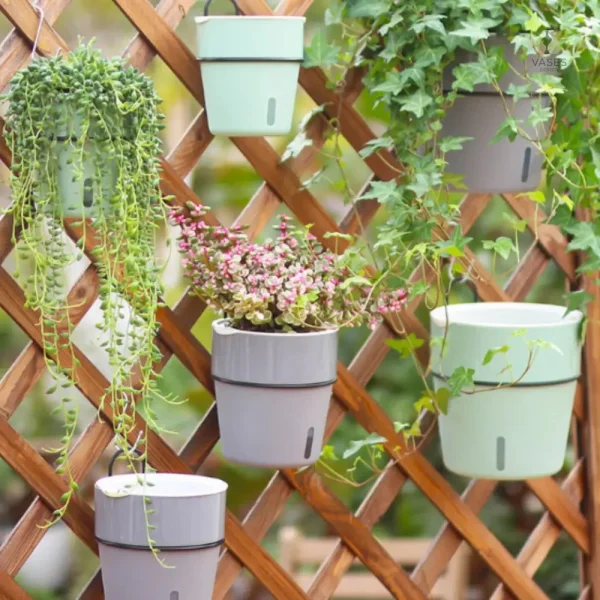 Accessoire de jardinage suspendu avec réserve d'eau