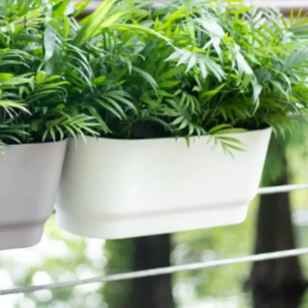 Élégant pot de fleur suspendu, finition blanche
