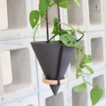 Accessoire de jardinage suspendu au design contemporain