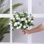 Rose décorative en matériau synthétique durable