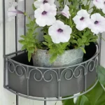 Pot de fleur suspendu sur mur décoratif