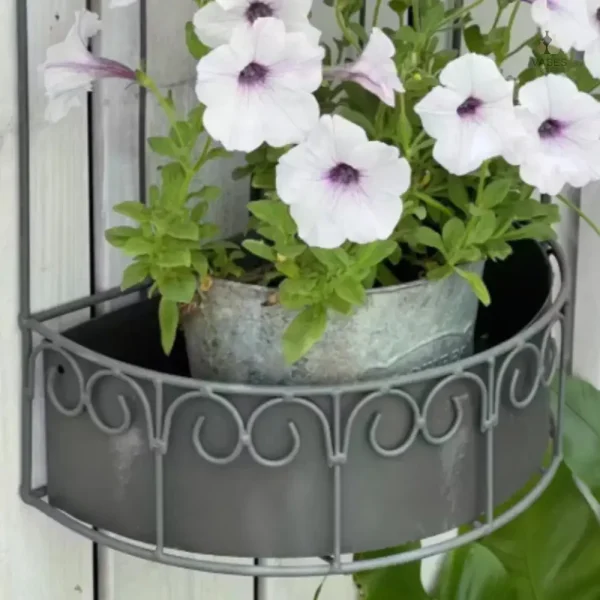 Pot de fleur suspendu sur mur décoratif