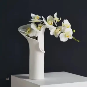Élégant vase à fleurs au design contemporain