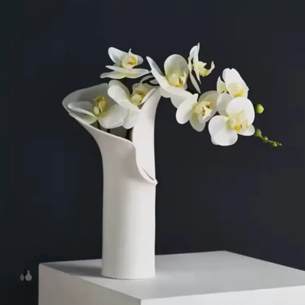 Élégant vase à fleurs au design contemporain