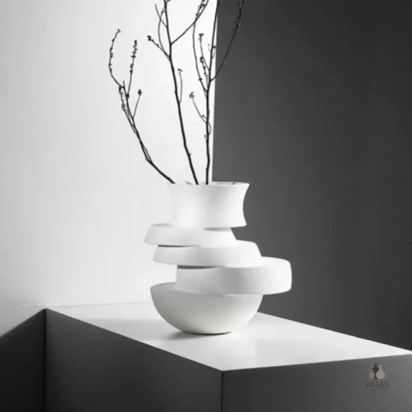 Vase artistique aux formes modernes et épurées
