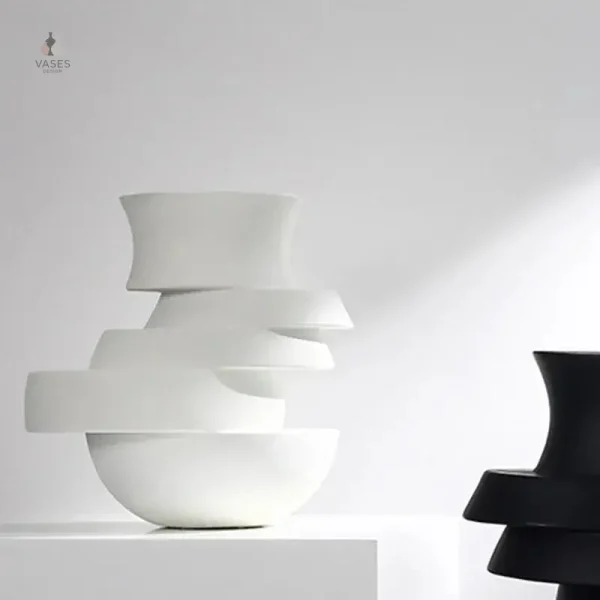 Vase décoratif avec motifs géométriques audacieux
