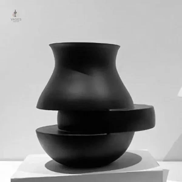 Vase moderne aux lignes fluides et élégantes