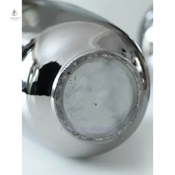Vase brillant en finition argentée