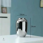 Vase argenté au design contemporain