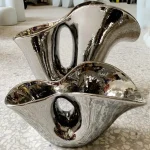 Vase contemporain en métal brillant