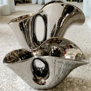Vase contemporain en métal brillant