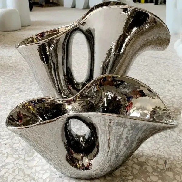 Vase contemporain en métal brillant