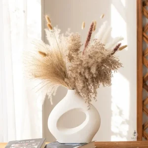 Vase en verre avec fleurs de pampa naturelles