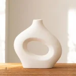 Vase artistique avec herbes de pampa stylisées