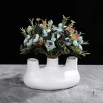 Vase décoratif à multiples perforations pour arrangements floraux