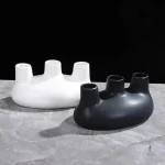 Vase unique avec plusieurs ouvertures pour présentation créative