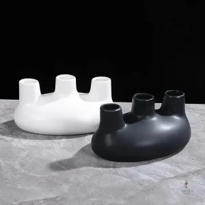 Vase unique avec plusieurs ouvertures pour présentation créative