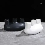 Vase contemporain conçu pour accueillir plusieurs tiges de fleurs