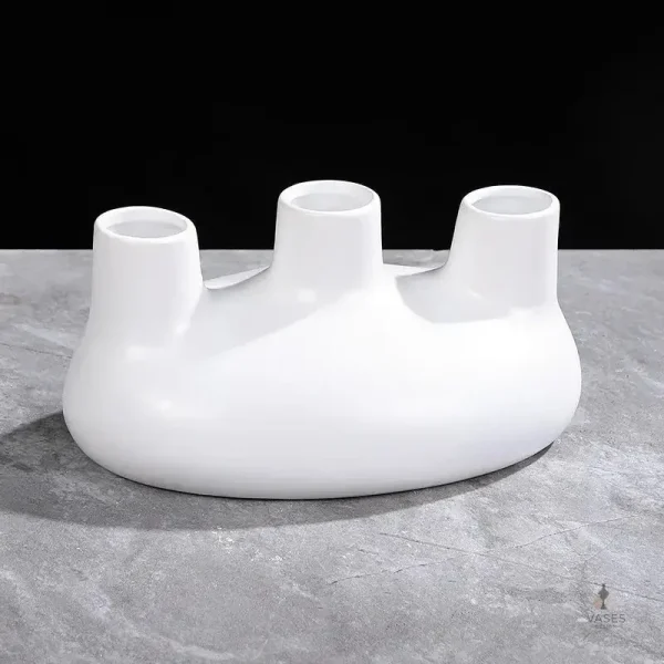 Vase stylé avec plusieurs trous, idéal pour compositions florales